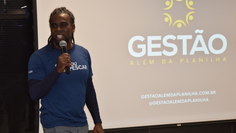 Tinga visita Hub e dá palestra aos Jovens Pescar
